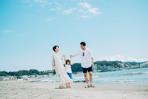 海辺をあるく家族